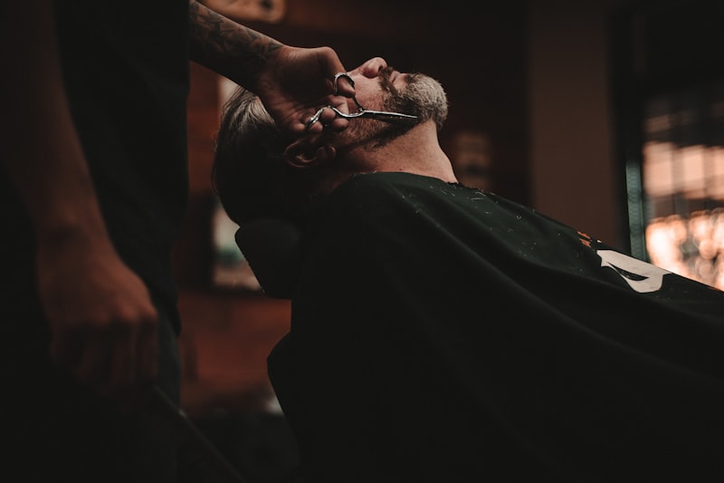 Tijeras de peluquería y peine profesional en salón de belleza premium
