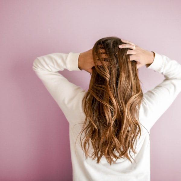 Estilista peinando cabello rizado con aspecto fresco