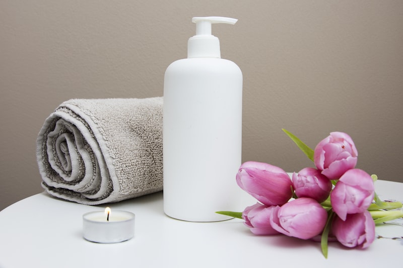 Toallas blancas dobladas sobre base de corcho en salón de belleza